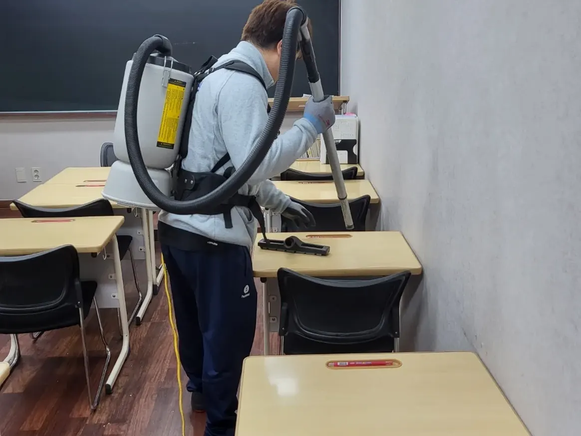 대덕구 신대동 학교 현관·중앙홀 바닥 위생청소 사례 - 행진크린