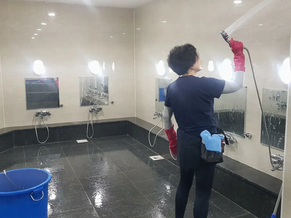 대덕구 신대동 목욕탕 탈의실·파우더룸 바닥 위생청소 사례 - 행진크린